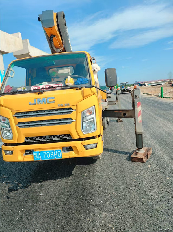 22米登高車(chē)高架橋施工現(xiàn)場(chǎng)